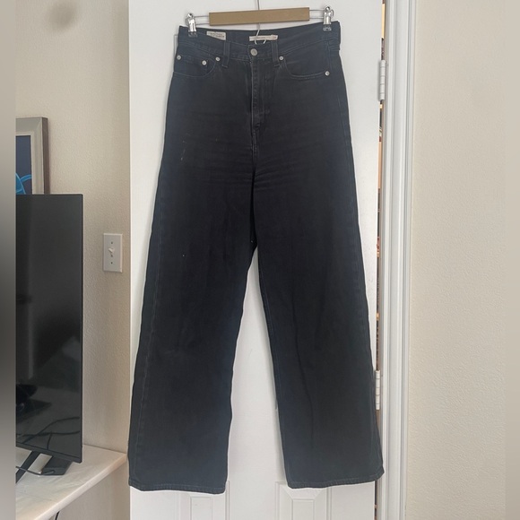 Woman’s Black Wash Levi Jeans - Picture 1 of 3